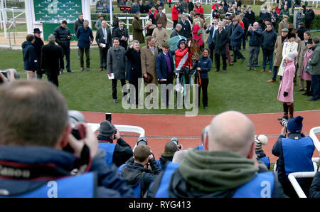 Jamie Jockey Codd (deuxième à droite) célèbre remportant le bouclier de Champion Weatherbys sur Envoi Allen avec gagner des connexions au cours Mesdames Jour de la Cheltenham Festival 2019 à l'Hippodrome de Cheltenham. Banque D'Images