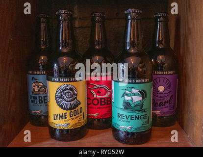 Lyme Regis, dans le Dorset, Angleterre, Février, 24, 2019 : bouteilles de bière artisanale alignés sur une étagère à la Lyme Regis Craft Brewery, Banque D'Images