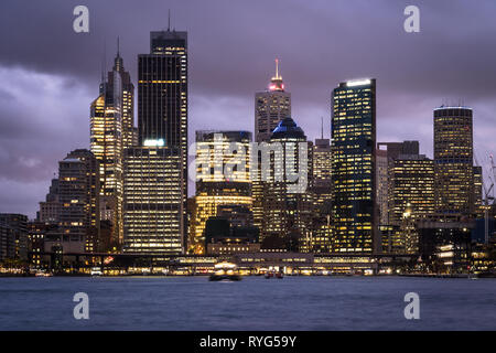 Le crépuscule sur le quartier du centre-ville de Sydney skyline par le port de Sydney en Australie plus grande ville. Banque D'Images