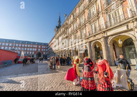 Madrid, Espagne - le 22 décembre 2017 : des mannequins avec Flamenco et torero costumes traditionnels pour les touristes de poser les accessoires stand Phot à Plaza Mayor Banque D'Images