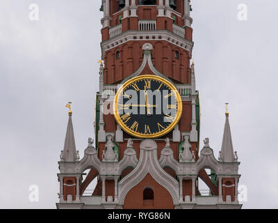 Moscow Kremlin horloge principale nommée sur Kuranti Spasskaya Bashnya 12 heures . La place Rouge. Banque D'Images