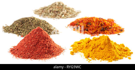 Des piles de différentes épices sur fond blanc, selective focus Banque D'Images