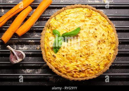 Quiche aux carottes cuites fraîches maison Banque D'Images