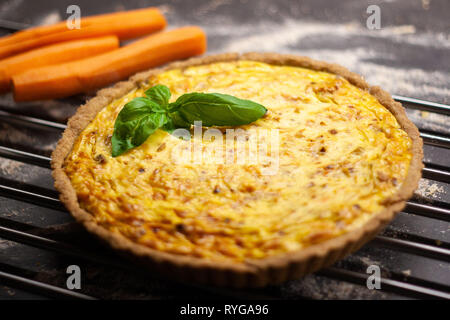 Quiche aux carottes cuites fraîches maison Banque D'Images