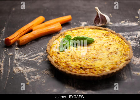 Quiche aux carottes cuites fraîches maison Banque D'Images