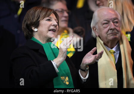 Actionnaire de ville de Norwich Delia Smith (à gauche) et de son mari Michael Wynn-Jones au cours de la Sky Bet match de championnat à Carrow Road, Norwich. Banque D'Images