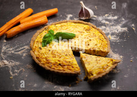 Quiche aux carottes cuites fraîches maison Banque D'Images