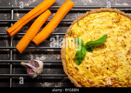 Quiche aux carottes cuites fraîches maison Banque D'Images