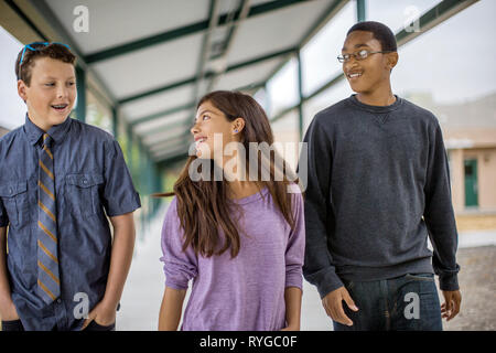 Les amis de marcher ensemble à l'école secondaire. Banque D'Images