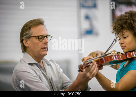 Adolescente apprendre à jouer du violon. Banque D'Images