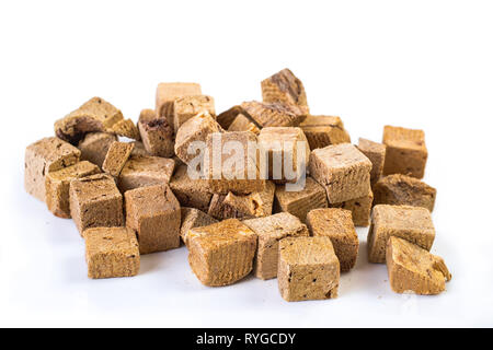 Cubes de foie de boeuf lyophilisé gâteries pour chiens et chats. Banque D'Images