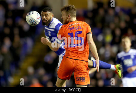 Birmingham City's Isaac Vassell (à gauche) et Alex Pearce Millwall bataille pour le ballon pendant le match de championnat Sky Bet au Saint Andrew's Stadium, Trophée 000 milliards de Birmingham. Banque D'Images