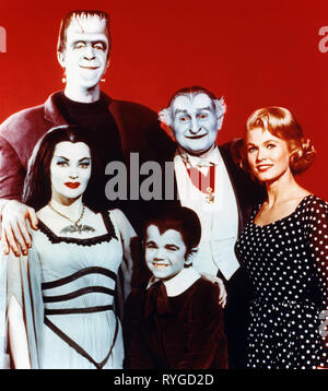 YVONNE DE CARLO, FRED GWYNNE, BUTCH PATRICK, AL LEWIS, PAT, le PRÊTRE MUNSTERS, 1964 Banque D'Images