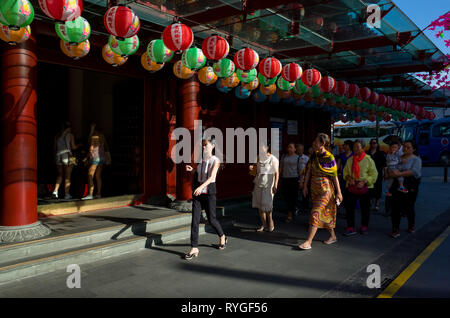 Femme avec guide à l'entrée du groupe de voyageurs chinois de Singapour Buddha Tooth Relic Temple - Chinatown - Singapour Banque D'Images