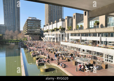 Le Barbican Centre et terrasse au bord du lac sur le Barbican Estate, Silk Street, City of London, England, UK Banque D'Images