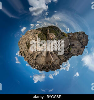 Panorama à 360 degrés jour d'été, vue panoramique sur l'église de Saint Peter et Chiesa di San Pietro le Dodici lune avec white puffy clouds moving sur l'Italien b Banque D'Images