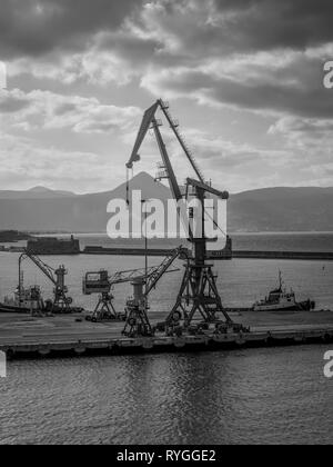 Heraklion, Grèce - Novembre 2, 2017 : Les Grues dans le dock de port d'Héraklion en Crète, Grèce. La photographie en noir et blanc. Banque D'Images