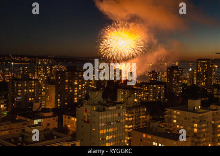 L'éclatement d'artifice dans le ciel au-dessus de Vancouver, en Colombie-Britannique, avec l'horizon de la ville au premier plan. Banque D'Images