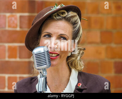 Woodhall Spa 1940 Festival - femme en robe traditionnelle des années 40, chantant Banque D'Images