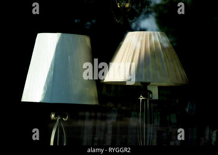 Multi colored allumé dans un magasin d'abat-jour Banque D'Images