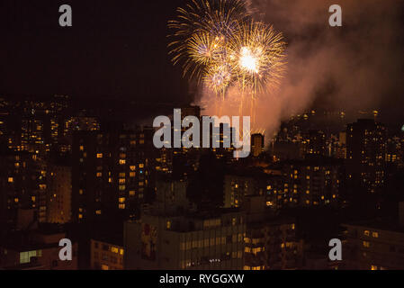 L'éclatement d'artifice dans le ciel au-dessus de Vancouver, en Colombie-Britannique, avec l'horizon de la ville au premier plan. Banque D'Images