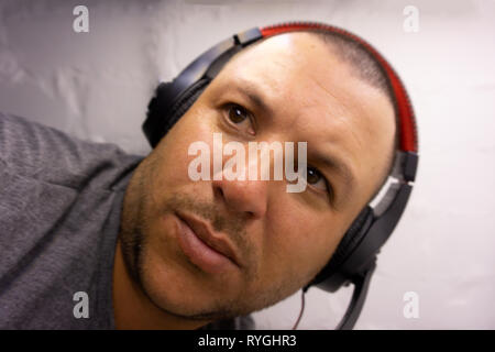 Guy tressaillant au casque portrait young head Banque D'Images