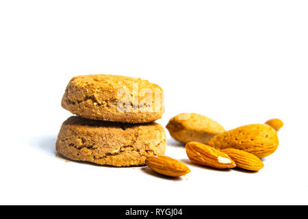 Partie intégrante des cookies aux amandes isolé sur fond blanc Banque D'Images