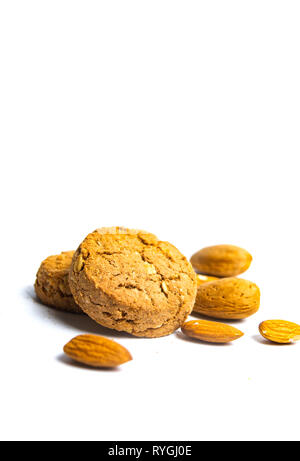 Partie intégrante des cookies aux amandes isolé sur fond blanc Banque D'Images