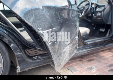 Accident de voiture : véhicule récupéré d'un accident de la circulation. Airbags latéraux et déploiement des coussins gonflables. Fermer les dégâts et de détails. Fond d'assurance automobile. Banque D'Images