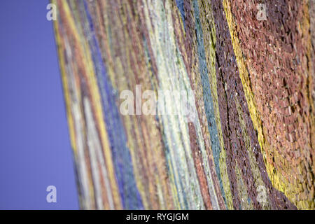 Détail d'un mur couvert de nombreux fragments de tuiles brisées assortis Banque D'Images