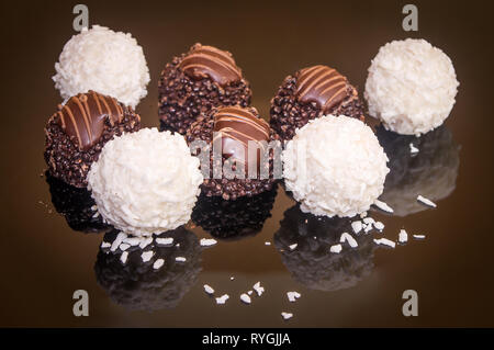 Sélection de chocolats, Truffes et Pralines, délicieux bonbons suisses. Banque D'Images