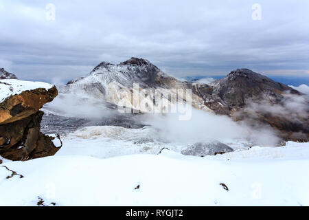 Le cratère volcanique du mont Aragats, sommet nord, à 4 090 m , l'Arménie. Banque D'Images
