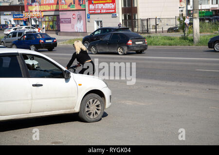 Rue avec les cyclistes et de cafés. Il y a environ des bicyclettes. Se concentrer sur les cyclistes à l'avant-plan. La Russie Berezniki 27 Juillet 2017 Banque D'Images