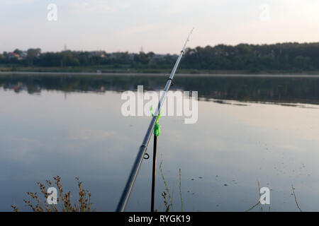 Des cannes à pêche avec dévidoirs sur un système d'appui rod pod. Cannes à pêche de la carpe Banque D'Images