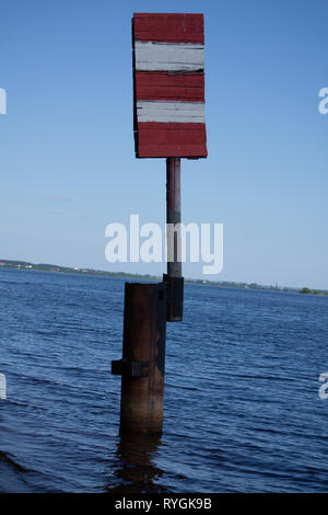 Signe rouge et blanc pour les navires ce qui signifie pas d'entrée de ce côté-ci à fleuve Hollandsche IJssel à Gouda, Pays-Bas Banque D'Images