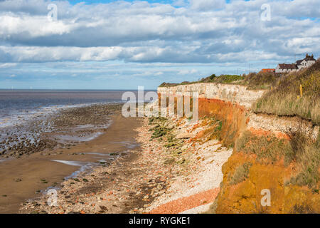 Les Falaises près d'Old Hunstanton Hunstantion sur la côte de Norfolk, où les fonds de craie blanche calcaire rouge en une formation. Connu sous le nom de falaises de bonbons. Banque D'Images