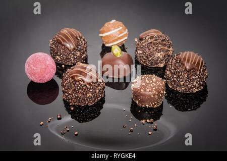 Assortiment de confiseries sucrées chocolat, truffes et pralines. Banque D'Images