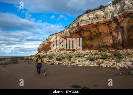 Les Falaises près d'Old Hunstanton Hunstantion sur la côte de Norfolk, où les fonds de craie blanche calcaire rouge en une formation. Connu sous le nom de falaises de bonbons. Banque D'Images