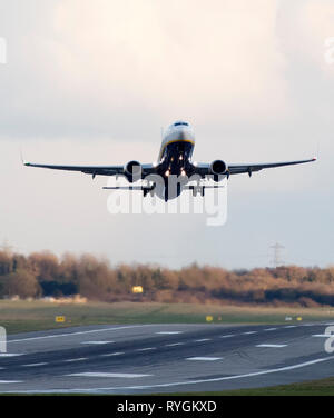 Un Boeing 737-800 exploité par Ryanair décolle de l'aéroport de Birmingham dans les Midlands de l'ouest, Royaume-Uni, au 4/3/19/. Banque D'Images