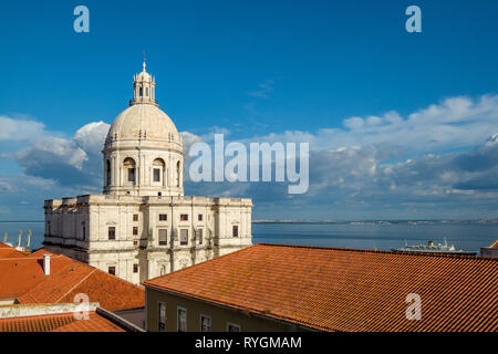 Panthéon National, vue sur les toits rouges sur une journée ensoleillée, Lisbonne, Portugal Banque D'Images