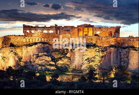 Toits de Athènes avec Moanstiraki square et colline de l'Acropole, Athènes, Grèce Banque D'Images