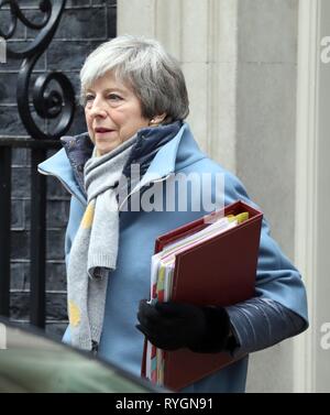 Pic montre : Grim face Theresa peut laisse numéro 10 sur moyen de logements familiaux aujourd'hui 13.3.19 Banque D'Images