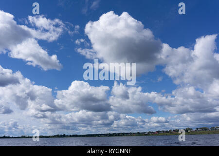 Les nuages peuvent être utilisés comme arrière-plan. Noir et blanc. Banque D'Images