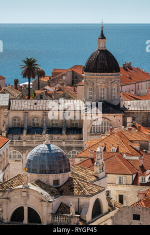 Vue aérienne de la vieille ville de Dubrovnik cityscape y compris la cathédrale dome, Dubrovnik, Croatie Banque D'Images