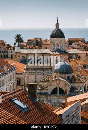 Vue aérienne de la vieille ville de Dubrovnik cityscape y compris la cathédrale dome, Dubrovnik, Croatie Banque D'Images