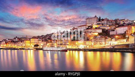 Porto, Portugal vieille ville de l'ensemble du fleuve Douro Banque D'Images