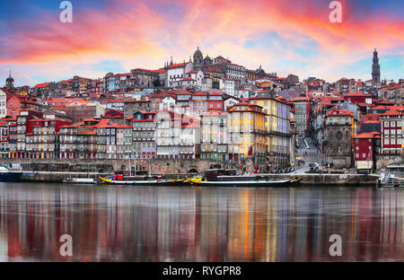 Porto, Portugal vieille ville sur le fleuve Douro. Porto panorama Banque D'Images