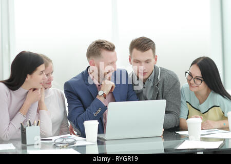 Groupe d'employés de discuter les termes du nouveau contrat, Banque D'Images