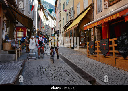 Les cyclistes au cours de Tour de France dans la vieille ville de Briançon, la ville la plus haute de France , station de ski populaire en hiver. Banque D'Images