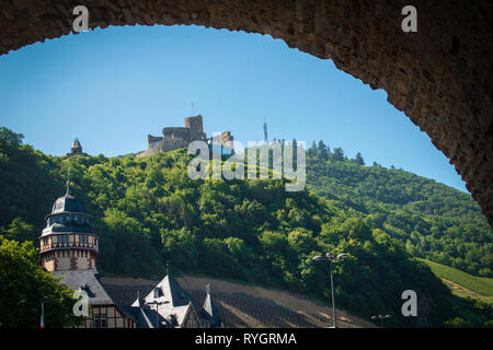 Vue de l'Barncastel à partir de l'arche du pont sur la Moselle Banque D'Images